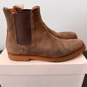 Men’s Common Projects Chelsea Boot in Suede Olive